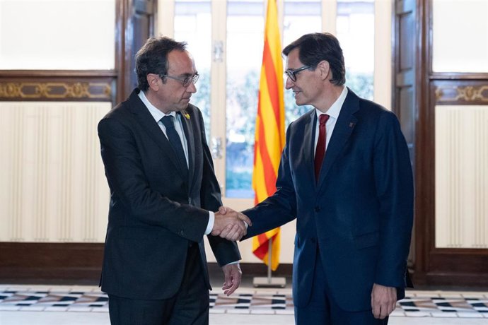 El presidente del Parlament, Josep Rull (i) y el líder del PSC, Salvador Illa (d)