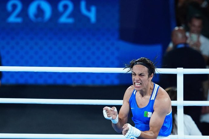 La boxeadora argelina Imane Khelif celebra un triunfo en Paris 2024.