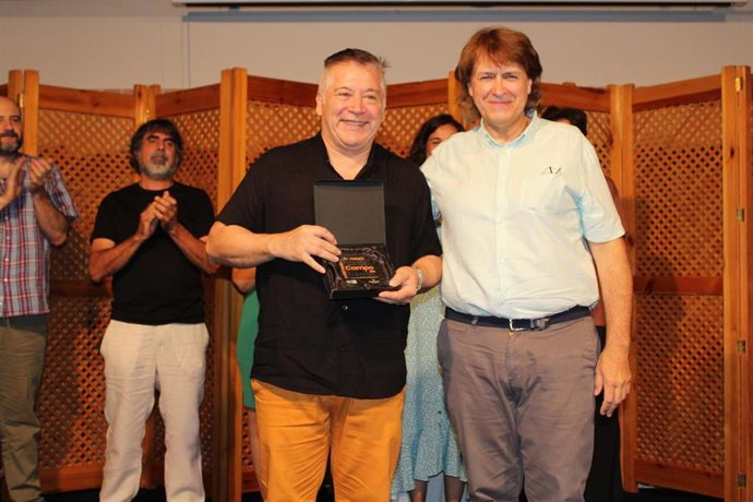 Entrega de un premio del Certamen de Dramaturgia 'Patio de Comedias'.