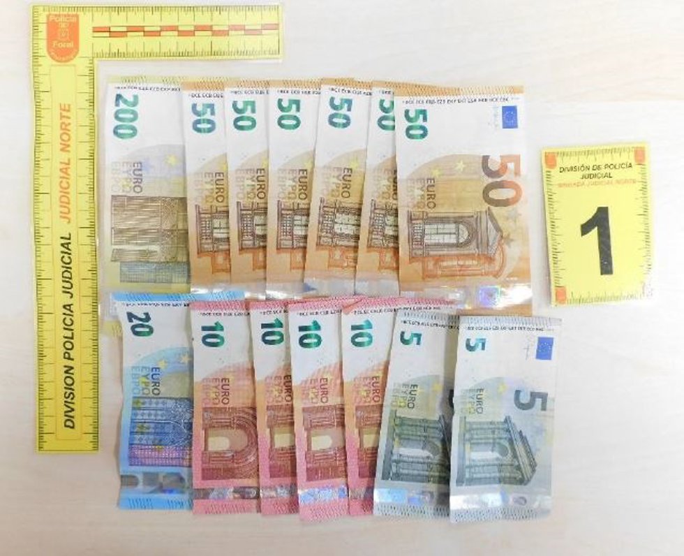 Dinero intervenido a los detenidos.