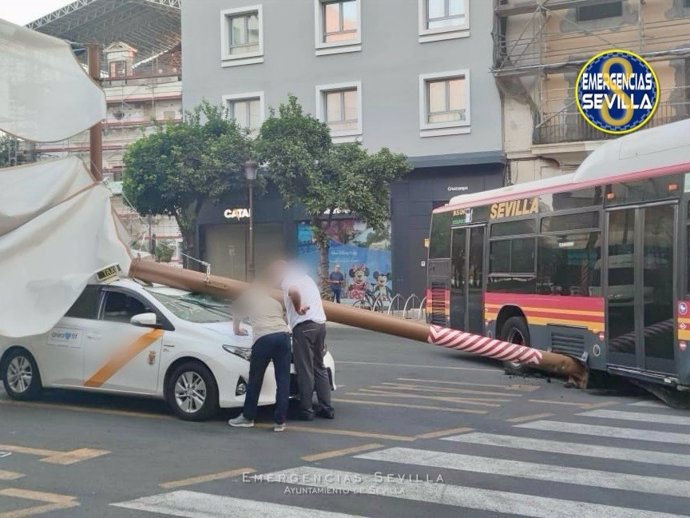 Imagen del taxi siniestrado tras la caída de una pérgola al chocarse un autobús de Tussam en la Plaza del Duque en Sevilla.