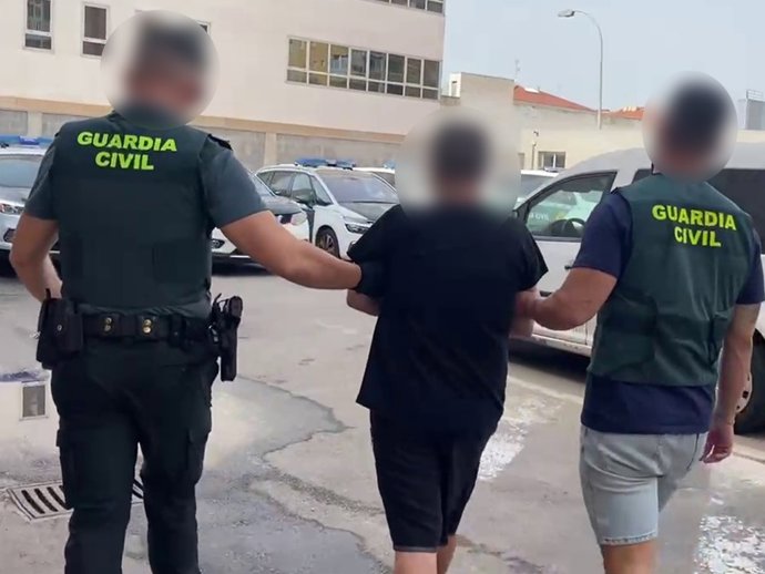Dos detenidos y una investigada por estafar a una anciana más de 80.000 euros en Torrevieja (Alicante)