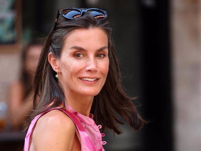 La Reina Letizia, sin gota de maquillaje durante su paseo por Palma de Mallorca con sus hijas y la Reina Emérita