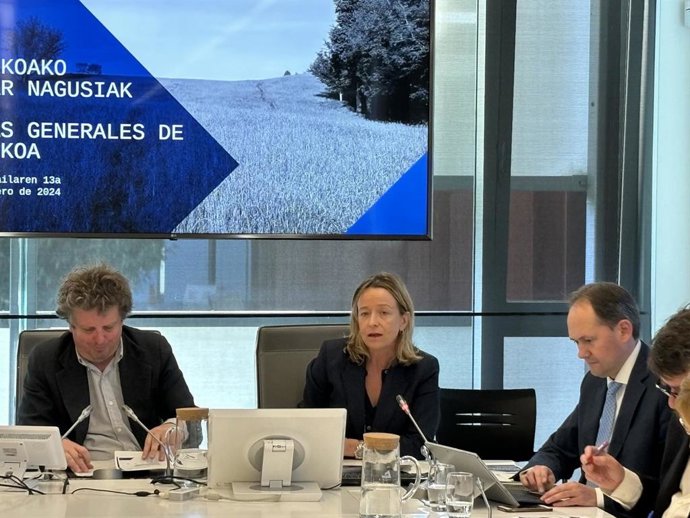 Archivo - La diputada general de Gipuzkoa, Eider Mendoza, y el diputado de Hacienda, Jokin Perona, comparecen en las Juntas Generales de Gipuzkoa