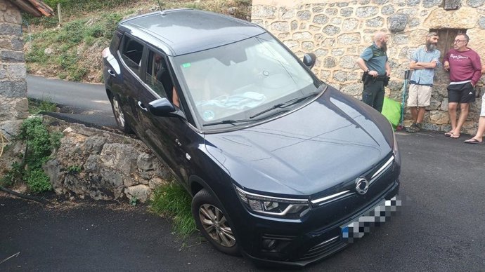 Bomberos estabilizan un vehículo con riesgo de caída en Cabañes.