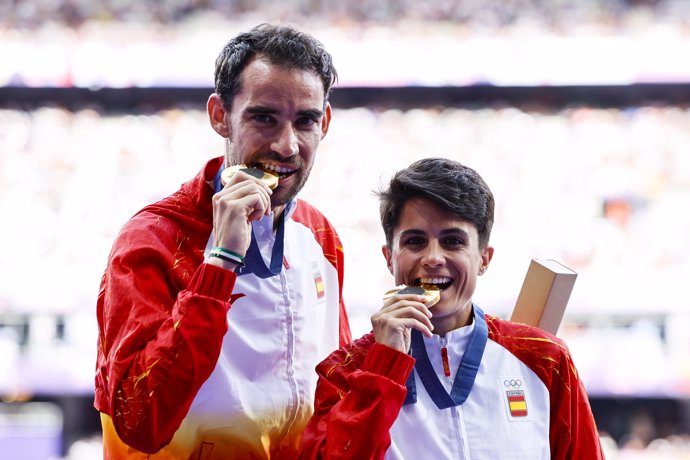 María Pérez y Álvaro Martín tras recibir sus medallas de oro del relevo mixto de Paris 2024