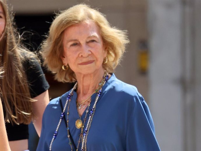 La Reina Sofía, durante su paseo por Palma de Mallorca con la Reina Letizia, la Princesa Leonor y la Infanta Sofía