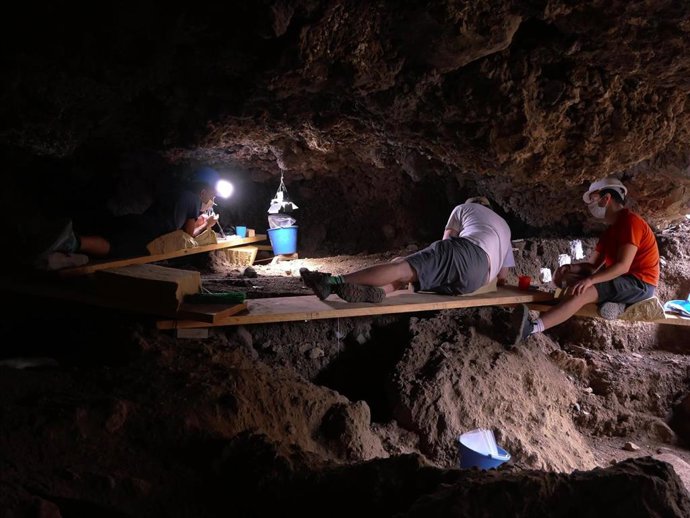 Excavación arqueológica en la Cueva de Los Cabezazos en Tegueste