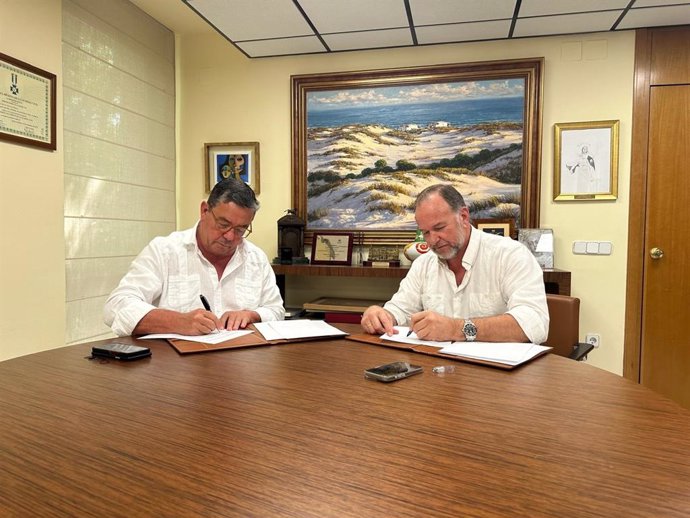 El presidente de la Asociación Provincial de Cooperativas Agrarias de Sevilla, Gabriel Cabello, y el presidente de Caja Rural del Sur, José Luis García-Palacios, en la firma del convenio de colaboración de ambas entidades.