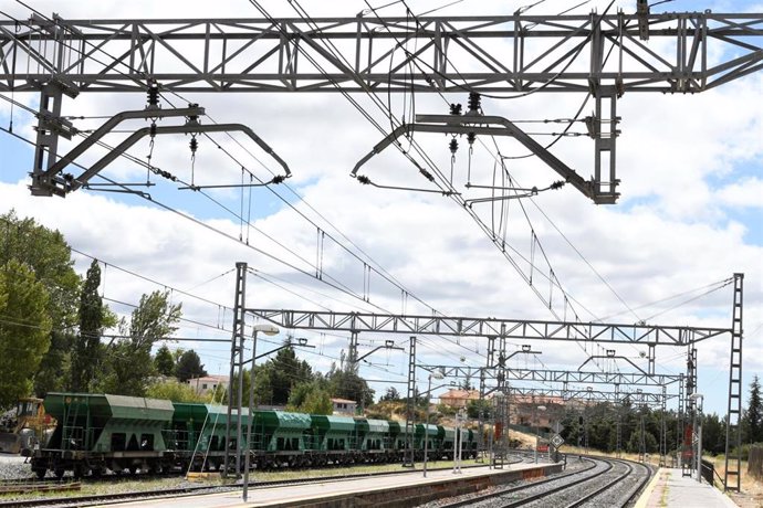 Catenaria en vías convencionales de Adif