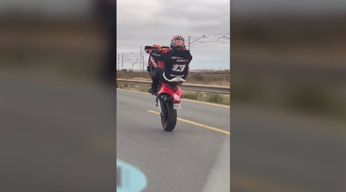 Motorista haciendo "el caballito" en la carretera de Chiclana (Cádiz)