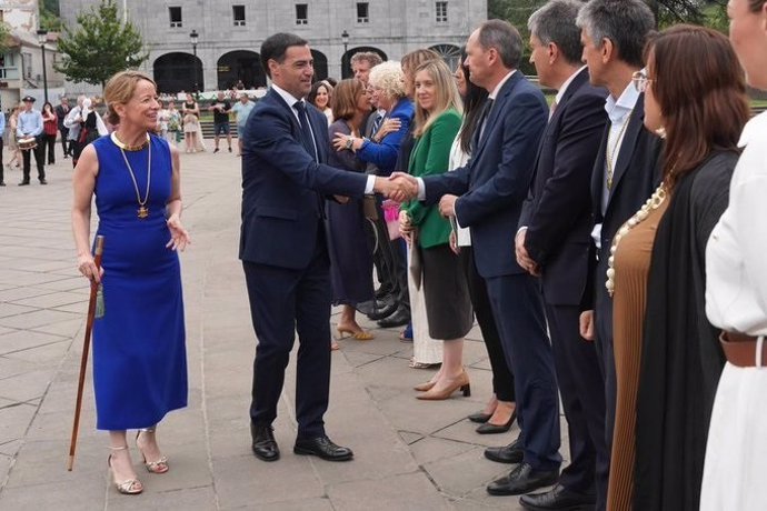 El lehendakari Imanol Pradales saluda al diputado de Hacienda, Jokin Perona, en Azpeitia (Gipuzkoa)