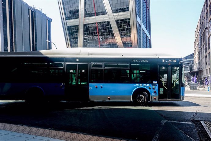 Un autobús de la línea 135, en el intercambiador de Plaza de Castilla