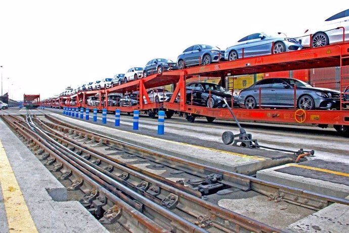 Un tren que transporta coches en el Puerto de Barcelona.