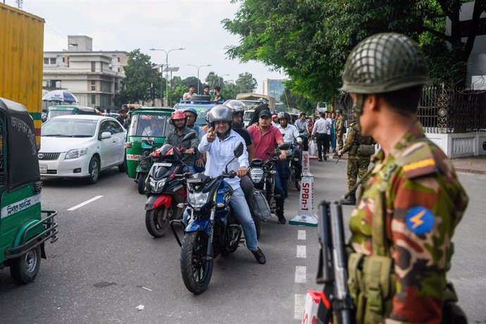 Personal militar custodia la sede de la oficina del primer ministro, en Daca, Bangladesh.