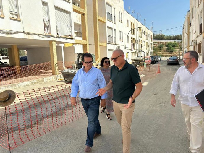 El diputado de Fomento, Antonio J. Rodríguez, y el alcalde de Cuevas, Antonio Fernández, visitan el Barrio del Carmen y la Calle Realengo.