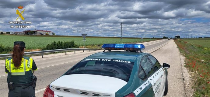 Archivo - Vehículo de la Guardia Civil de Tráfico.