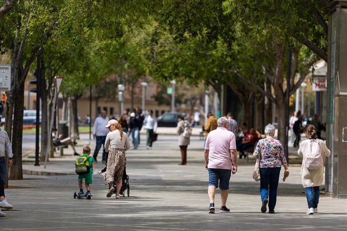Archivo - Varias personas hacen turismo en una calle de Palma de Mallorca, a 15 de abril de 2024, en Palma de Mallorca, Mallorca, Baleares (España).