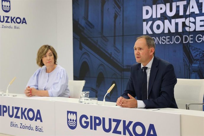 La portavoz foral, Irune Berasaluze, y el diputado de Hacienda, Jokin Perona