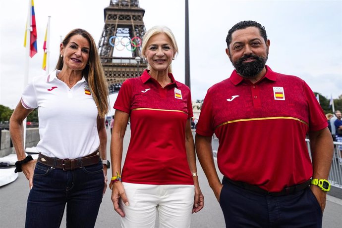 La consejera de Cultura y Deporte de la Junta de Andalucía, Patricia del Pozo, junto con el secretario general de Deportes de Andalucía, José María Arrabal, en la Plaza de Trocadero en la mañana de este miércoles