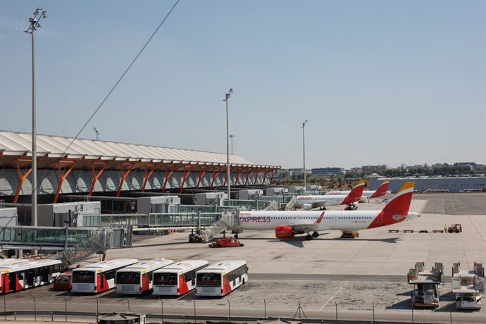 Varios aviones en la terminal 4 del Aeropuerto Adolfo Suárez Madrid-Barajas, a 24 de julio de 2024, en Madrid (España). 
