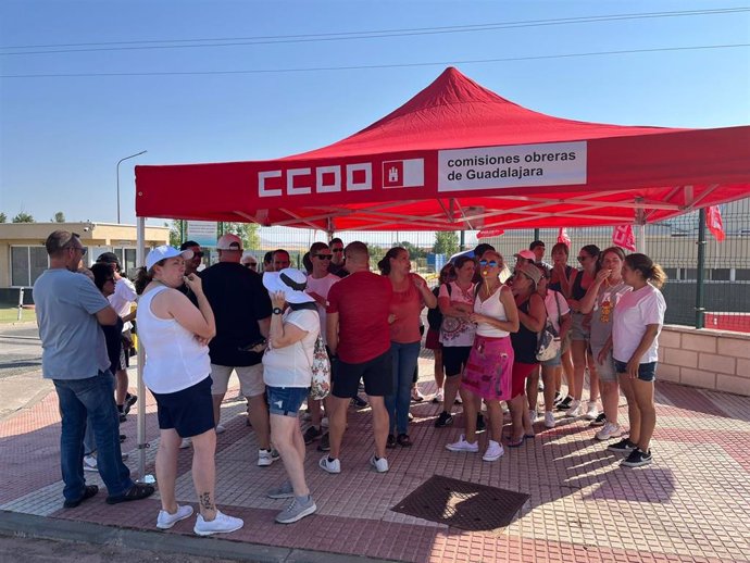 Miembros de la plantilla de Optimal Care en una carpa informativa.