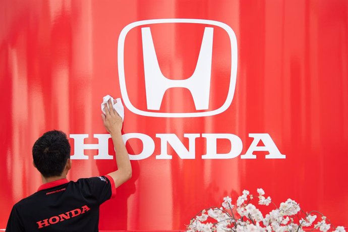 Archivo - FILED - 25 July 2019, Baden-Wuerttemberg, Hockenheim: A man cleans the Honda logo during Formula One Grand Prix of Germany. 