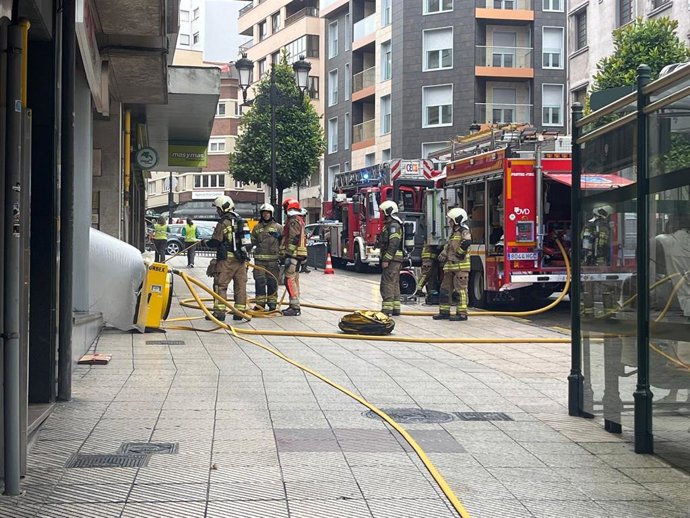 Bomberos de Oviedo realizando labores de ventilación de humo en el incendio declarado en una inmobiliaria de la calle Foncalada.