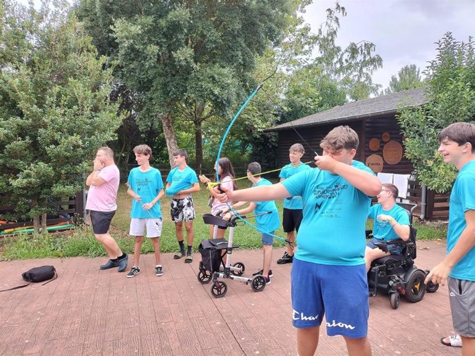 Varios niños juegan en una actividad del campamento ASPAYM.