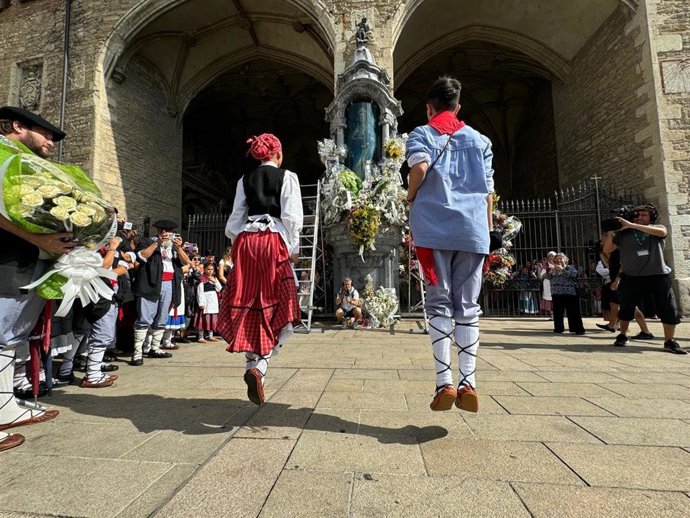Edurne y Celedón Txiki bailan el aurresku de honor a la Virgen Blanca