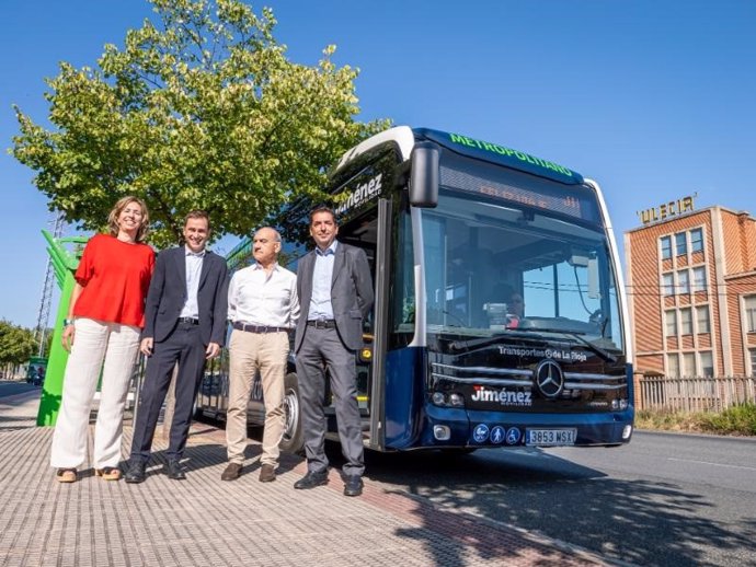 El consejero de Política Local, Infraestructuras y Lucha contra la Despoblación, Daniel Osés, presenta el primer autobúis cien por cien eléctrico