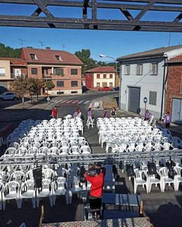 La organización del la Semana de Teatro en la Calle de Villabalter (León) trabajando en los preparativos del mismo.