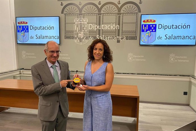 Javier Iglesias y Pilar Sánchez, con uno de los caudalímetros.