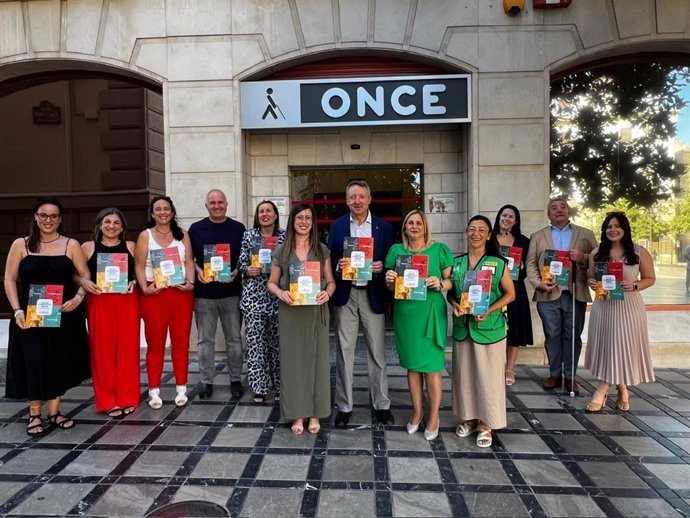 Presentación del informe de valor compartido de la ONCE con el delegado en Andalucía, Cristóbal Martínez