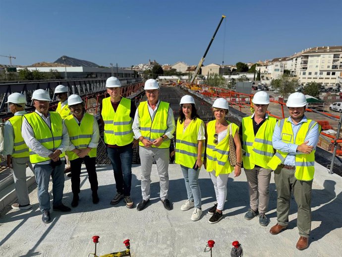 El conseller de Medio Ambiente, Infraestructuras y Territorio, Vicente Martínez Mus, en las obras de construcción del nuevo viaducto sobre el río Algar en Altea, correspondiente a la Línea 9 del TRAM d'Alacant (Benidorm-Dénia)