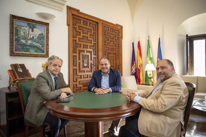 Salvador Fuentes con el subdirector de Caja Rural del Sur, José María Vera, y el responsable de Instituciones, colectivos y convenios, Rafael Peral.