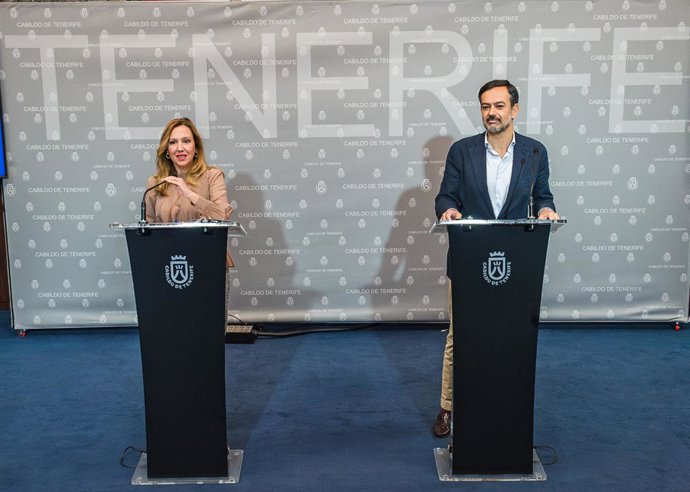 Archivo - La presidenta del Cabildo de Tenerife, Rosa Dávila, y el vicepresidente, Lope Afonso