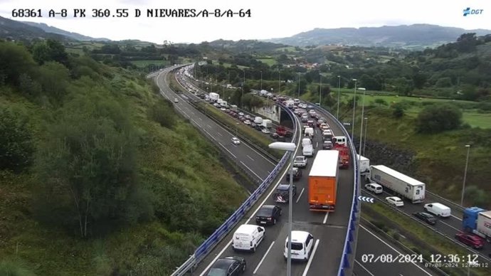 Retenciones en la A-8 y la A-64 en Villaviciosa por el accidente de un camión.