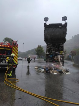 Bomberos sofocan un incendio en un camión de basura de Santoña
