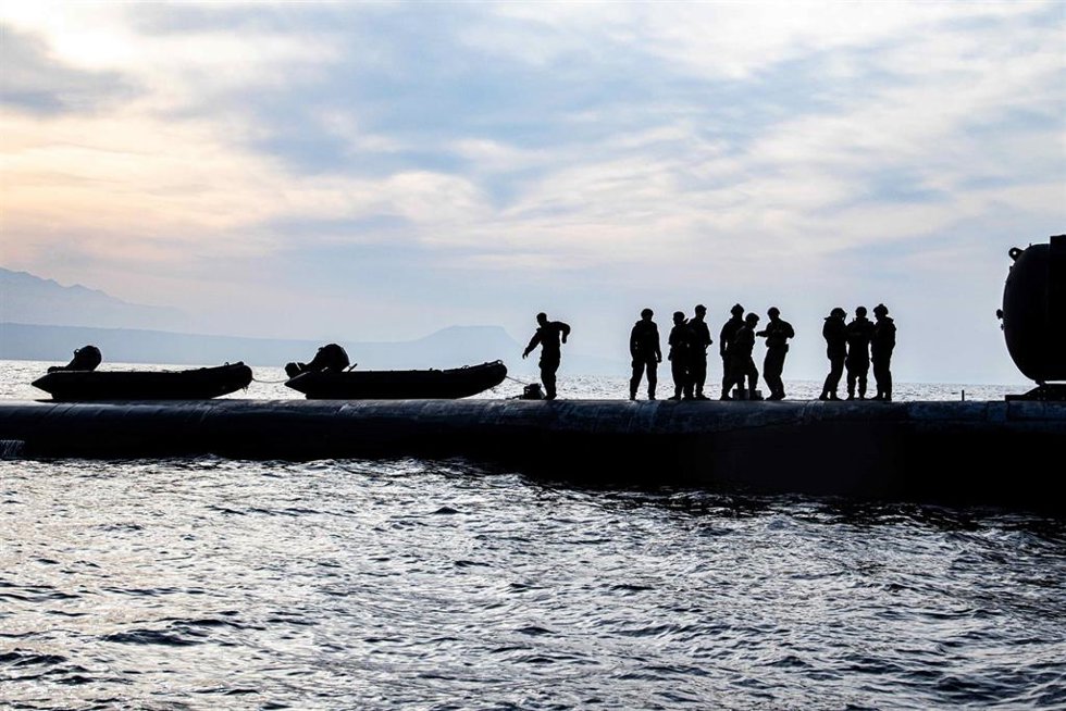 Archivo - April 5, 2022, Souda Bay, Greece: U.S. Marines from Task Force 61/2 perform launch and recovery training on their combat rubber raiding craft with the Navy nuclear-power Ohio-class ballistic-missile submarine USS Georgia, March 27, 2022 in Sou
