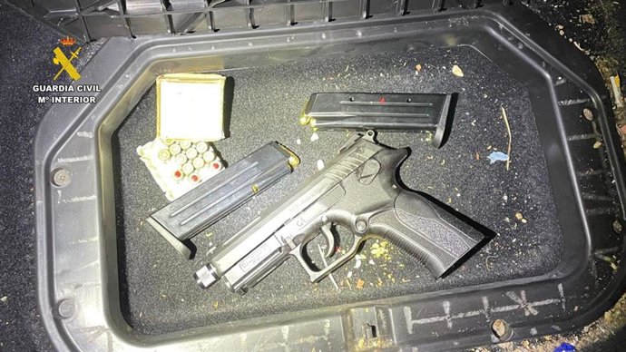 Imagen de la pistola oculta en el compartimento del vehículo