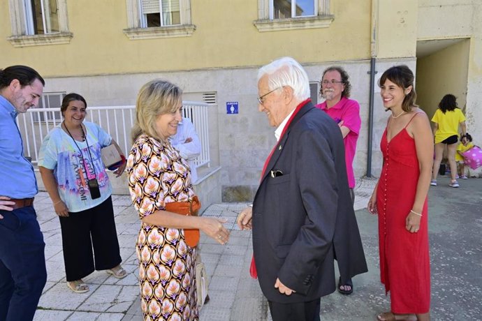 María José de la Fuente y el Padre Ángel, durante la visita al campamento de verano en Astudillo.