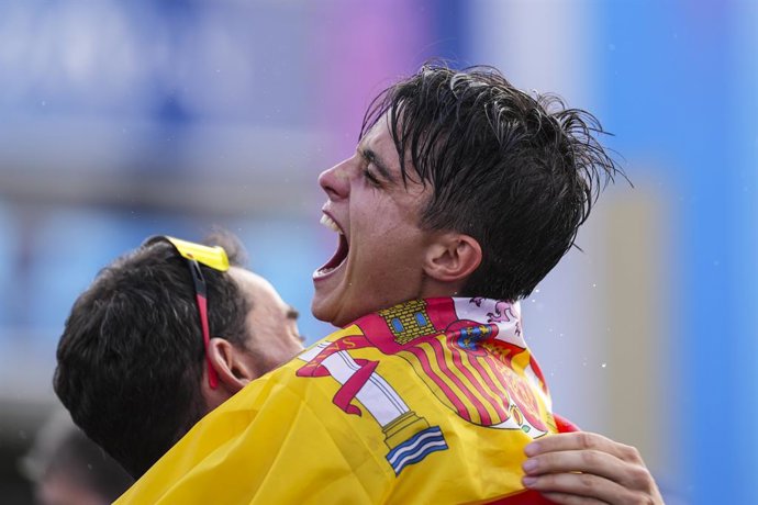 Maria Perez and Alvaro Martin of Spain celebrate the gold medal during Marathon Race Walk Relay Mixed of the Athletics on Trocadero during the Paris 2024 Olympics Games on August 7, 2024 in Paris, France.