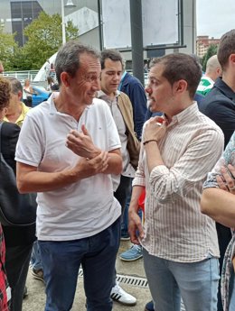 El coordinador general de IU Asturias, Ovidio Zapico, y el portavoz de IU en el Ayuntamiento de Gijón, Javier Suárez Llana, antes de realizar una visita a la Feria Internacional de Muestras de Asturias (Fidma), en el recinto ferial gijonés 'Luis Adaro'.