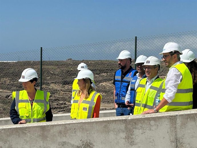 Archivo - La presidenta del Cabildo de Tenerife, Rosa Dávila, durante una visita a las nuevas depuradoras del Oeste y Los Letrados