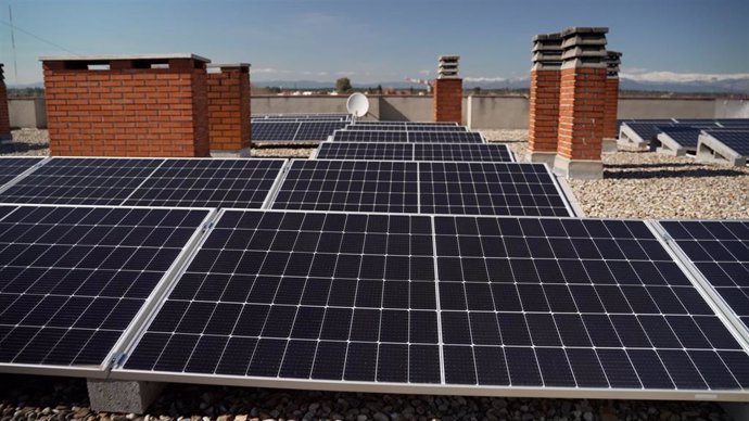 Una hilera de paneles solares en lo alto de un edificio de  viviendas, imagen de archivo.