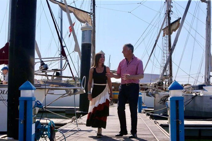 La consejera de Fomento, Articulación del Territorio y Vivienda, Rocío junto al alcalde de Palos de la Frontera, Carmelo Romero, durante una visita al puerto deportivo de Mazagón.