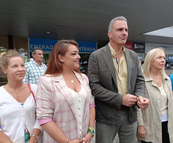 La portavoz y diputada de Vox Asturias, Carolina López, junto al diputado nacional, Javier Ortega Smith, y otros responsables del partido, a la entrada de la 67 Feria Internacional de Muestras de Asturias, en el recinto ferial gijonés 'Luis Adaro'.