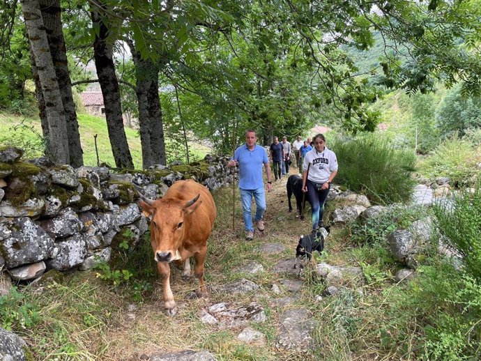 El consejero de Medio Rural, Marcelino Marcos, en Somiedo.