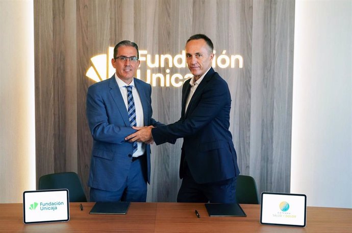 El director general de la Fundación Unicaja, Sergio Corral, y el director de la Cátedra de Innovación Tecnológica y Social en Salud y Dolor de la Universidad de Málaga, Alejandro Luque, en la firma de un acuerdo de colaboración